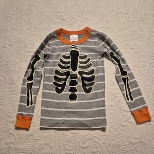 Hanna Andersson pajama top size 110 or US 5 halloween design trim glows VGUC